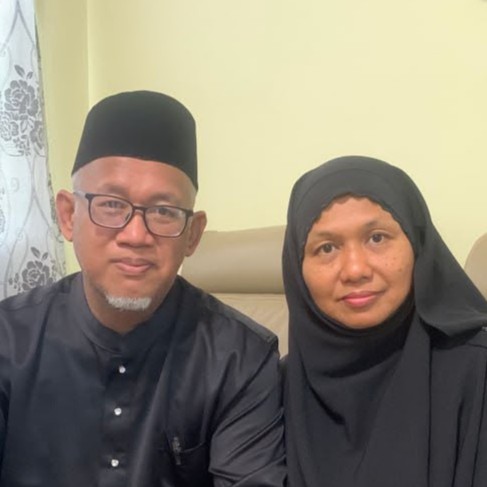 Ahmad Tarmizi bin Mohd Napis bersama isteri Siti Zaleha binti Mohd Dasuki
